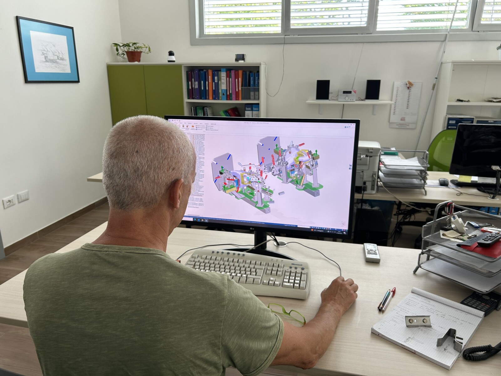 Ufficio tecnico Chimar: disegno di un'attrezzatura al computer