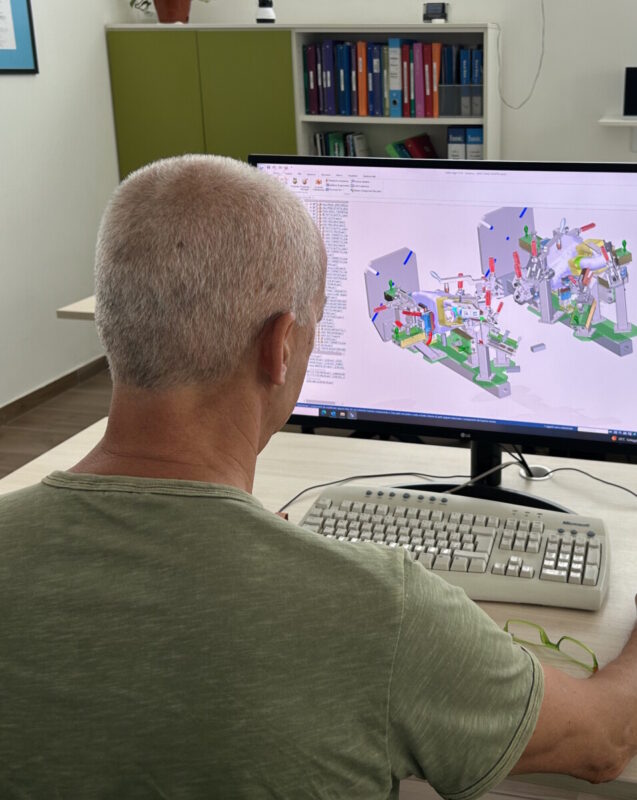 Ufficio tecnico Chimar: disegno di un'attrezzatura al computer